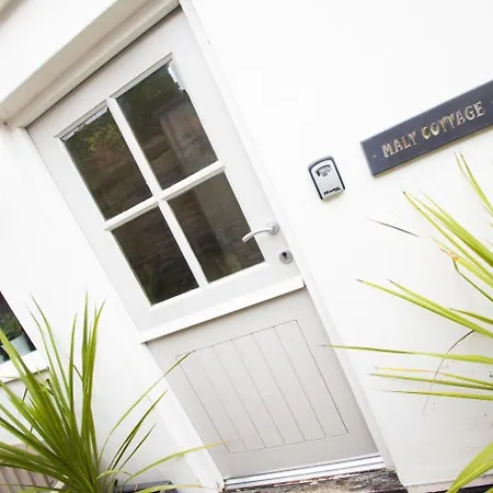 Malt Sleeps4-patio-petsok-parking Padstow