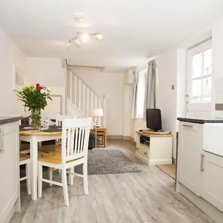 Malt Sleeps4-patio-petsok-parking